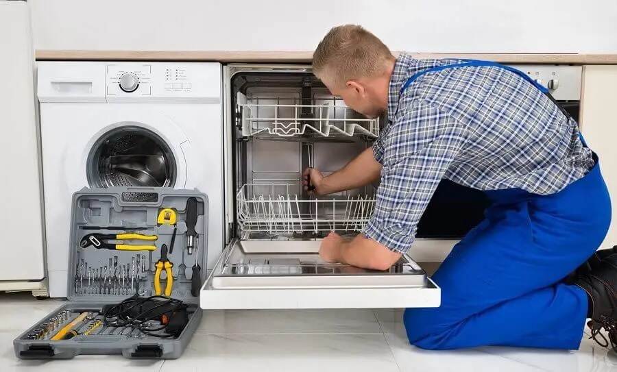Söke Siemens servisi teknisyen ekibi beyaz eşya tamiri yaparken